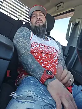Beardedtattood: διαδικτυακό σόου στην κάμερα
