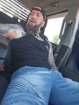 Beardedtattood: διαδικτυακό σόου στην κάμερα