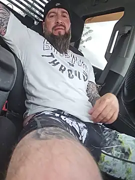 Beardedtattood: διαδικτυακό σόου στην κάμερα