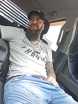 Pokazy przed kamerką – Beardedtattood