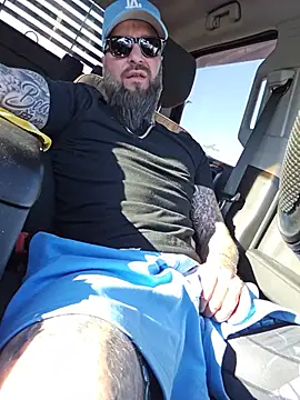Beardedtattood: διαδικτυακό σόου στην κάμερα