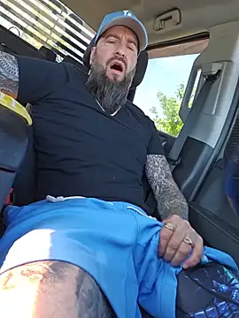 Beardedtattood: διαδικτυακό σόου στην κάμερα