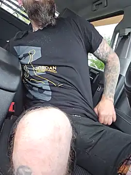 Beardedtattood: διαδικτυακό σόου στην κάμερα