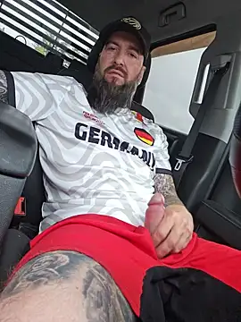 Beardedtattood: διαδικτυακό σόου στην κάμερα