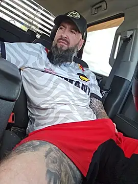 Beardedtattood: διαδικτυακό σόου στην κάμερα