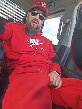 Beardedtattood: διαδικτυακό σόου στην κάμερα