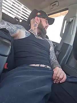 Beardedtattood: διαδικτυακό σόου στην κάμερα