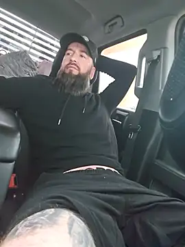 Beardedtattood: διαδικτυακό σόου στην κάμερα