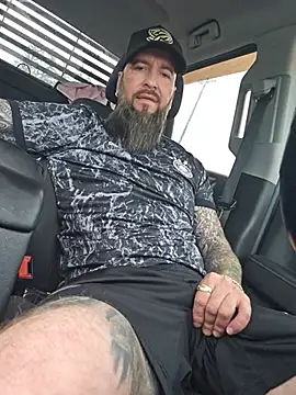 Beardedtattood: διαδικτυακό σόου στην κάμερα