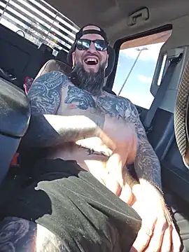 Beardedtattood: διαδικτυακό σόου στην κάμερα