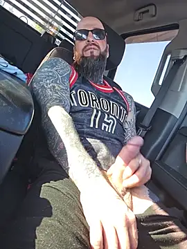 Beardedtattood: διαδικτυακό σόου στην κάμερα