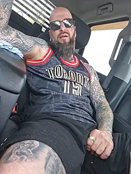 Pokazy przed kamerką – Beardedtattood
