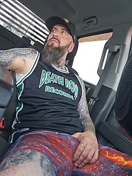 הופעת וובקאם של Beardedtattood