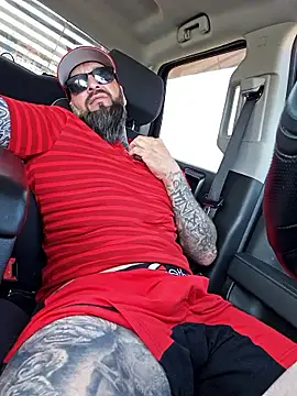 Beardedtattood: διαδικτυακό σόου στην κάμερα