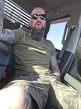 Beardedtattood: διαδικτυακό σόου στην κάμερα
