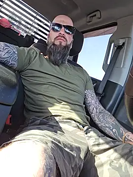 Beardedtattood: διαδικτυακό σόου στην κάμερα