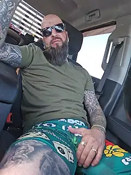 Pokazy przed kamerką – Beardedtattood