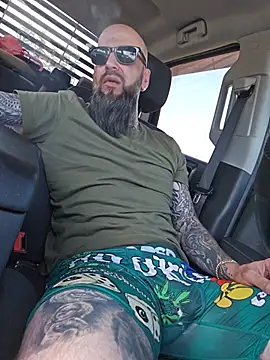 Beardedtattood: διαδικτυακό σόου στην κάμερα