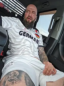 הופעת וובקאם של Beardedtattood