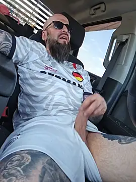 Beardedtattood: διαδικτυακό σόου στην κάμερα