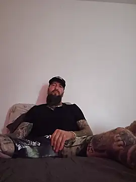 Beardedtattood: διαδικτυακό σόου στην κάμερα