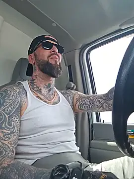 Beardedtattood: διαδικτυακό σόου στην κάμερα