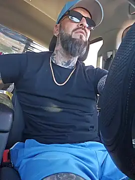 Beardedtattood: διαδικτυακό σόου στην κάμερα