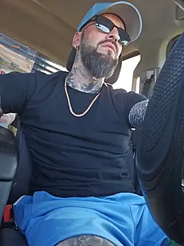 Beardedtattood: διαδικτυακό σόου στην κάμερα