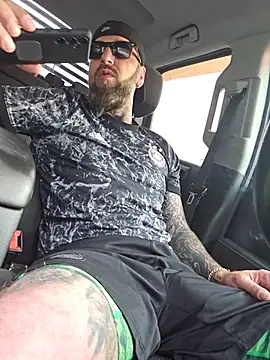 הופעת וובקאם של Beardedtattood