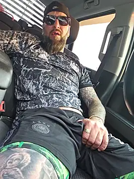 הופעת וובקאם של Beardedtattood