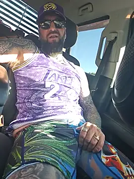 Beardedtattood: διαδικτυακό σόου στην κάμερα