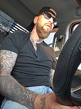 Beardedtattood: διαδικτυακό σόου στην κάμερα