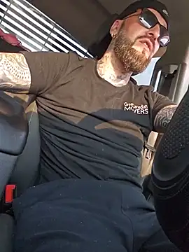 Beardedtattood 网络视讯表演
