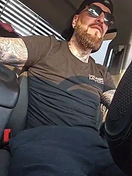 הופעת וובקאם של Beardedtattood