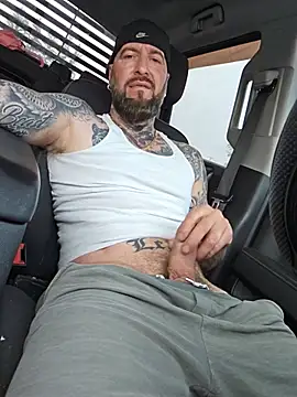 Beardedtattood: διαδικτυακό σόου στην κάμερα