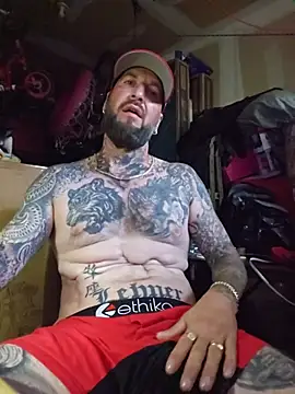 Beardedtattood: διαδικτυακό σόου στην κάμερα