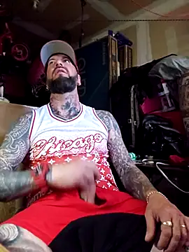 Beardedtattood: διαδικτυακό σόου στην κάμερα