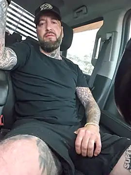 Beardedtattood: διαδικτυακό σόου στην κάμερα