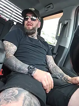 Beardedtattood: διαδικτυακό σόου στην κάμερα