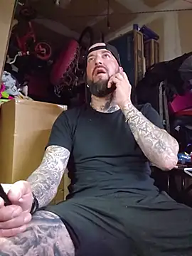 Pokazy przed kamerką – Beardedtattood