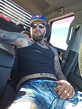 Beardedtattood: διαδικτυακό σόου στην κάμερα