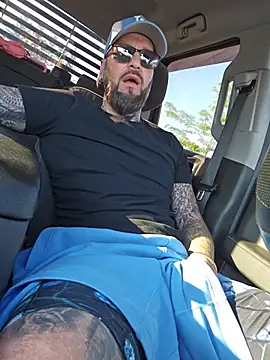 Beardedtattood: διαδικτυακό σόου στην κάμερα