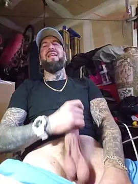 Beardedtattood: διαδικτυακό σόου στην κάμερα