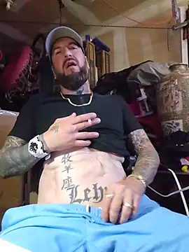 Beardedtattood: διαδικτυακό σόου στην κάμερα