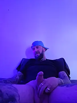 Beardedtattood: διαδικτυακό σόου στην κάμερα