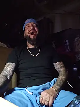 Beardedtattood: διαδικτυακό σόου στην κάμερα