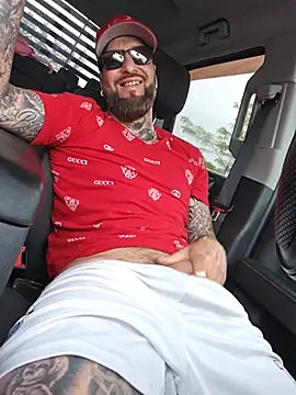 Beardedtattood: διαδικτυακό σόου στην κάμερα