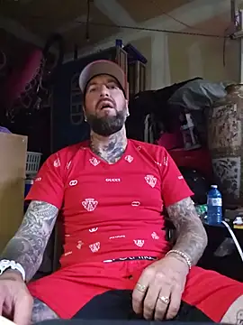 Beardedtattood: διαδικτυακό σόου στην κάμερα