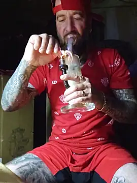 Beardedtattood: διαδικτυακό σόου στην κάμερα