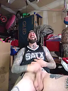 Beardedtattood: διαδικτυακό σόου στην κάμερα